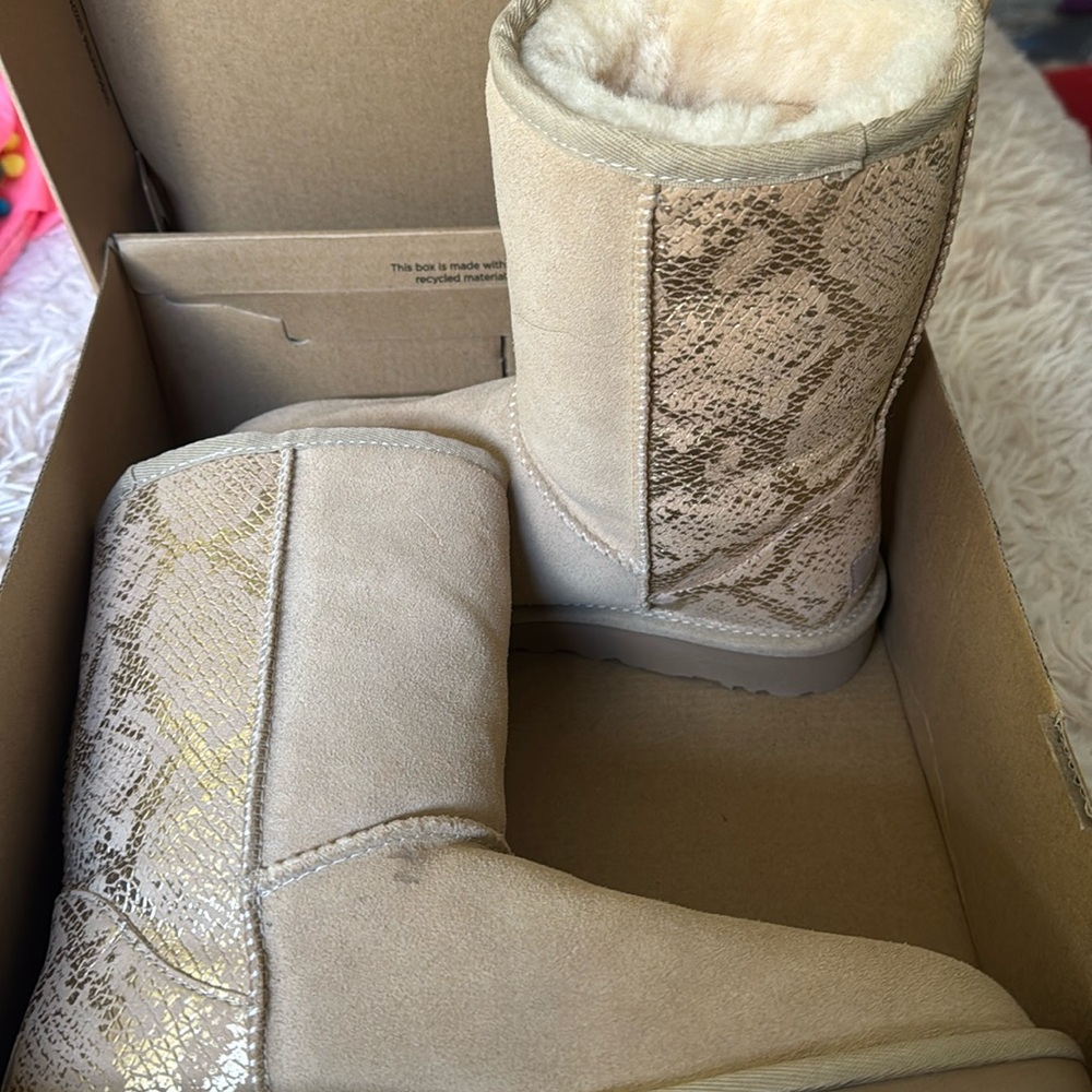 NWT UGG W classic short metallic snake 1101473 w/ gold, size 6 boot